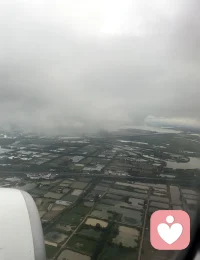 闻善健者临高原，则高反益剧。昨夜预怀忧思，宵分不宁。今晨四更，倏然而醒，不复成寐。甫登线上，即承“小可爱”来电， 相与闲谈，共放歌吟，郁结之心，顿得稍舒。
舱外阴云漠漠，细雨霏霏，而胸次豁然，光景若朗日晴空。骤得情绪之慰，岂非幸哉！然当知此乐难恒，莫生倚赖，宜自安自足，免他日空留怅惘。惟愿欢愉暖意，常伴君侧。
请相信我🧡“涓流恒远，润物无声”才是刚刚好（spot-on）！