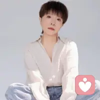 观我过往，同我仰望春光。知我晦暗，许我春日朝向。配图