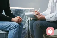 做倾听师久了，见过太多婚姻里的无奈。
真正压垮一段感情的，往往不是夫妻本身的矛盾，而是原生家庭的越界。
长辈酒后失度、越过边界伤害伴侣，丈夫夹在中间左右为难，一边是亲情，一边是爱人。
很多争吵背后，从来不是不爱了，而是委屈没处说、情绪没人懂。
成年人的婚姻，最需要的从来不是将就，而是被偏爱、被兜底、被守住边界。