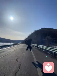 我会一如既往的向往自由，不管到哪个年龄阶段，始终都能保持初心，人首先一定要懂得爱自己配图