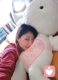 开车回家路上突然冒出四个字：“心不受力”。
我也不知道为什么，就是那一刻，这四个字自己浮上来了。
我跟自己聊了两句。我说，我最近有了一种感受，叫心不受力，你觉得听起来是什么感觉？
没答案。。。
就是心里突然亮了一下，像雾散了。
聊着聊着，我又想到另一个词：“心无旁骛”。
然后我发现，它们不是两个词，是一对。
心不受力，是道。
外面再吵，到我这里就安静了。别人说的话、给的评价、抛来的期待，我不是听不见，而是不让它们住进来。
就像站在屋檐下，雨还在下，但我不会被淋湿。
心无旁骛，是术。
当我决定做一件事，全世界退场，只有我和手里的事。没有犹豫，没有分心。
就是——在。
但它们是一个流动的闭环。
只有心不受力，没有多余的拉扯，我才能真正心无旁骛。
而心无旁骛做到极致，人和事之间的边界消失了——那就是心流。
心流来的时候，不费力，不紧张，就是自然地在流动。
专注到极致，反而变成了松弛。术走到深处，就回到了道。
心不受力（道）→ 心无旁骛（术）→ 心流 → 境界（道）
所以：
先让心不受力，卸掉多余的力。
然后心无旁骛，把所有自己给手里那件事。
心流会自己来的。
不必追，不必赶，它自己会来。