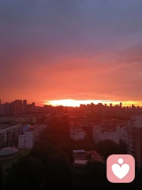 5点半这个点不想起床，到底算不算赖床？这不仅仅是一个时间问题，更是一场关于“生存哲学”的激烈战争。

在那些信奉“凌晨四点半的洛杉矶”的自律狂魔眼中，5点半起床简直就是不可饶恕的懒惰。在他们的逻辑里，太阳升起之前你就应该已经在健身房挥汗如雨，或者在书桌前背诵单词。对他们来说，5点半还赖在床上，就是向平庸低头，就是对生命的极大浪费。他们会用一种近乎审判的眼神看着你，仿佛你多睡的那半小时，就是导致你人生失败的罪魁祸首。

然而，这种论调简直荒谬至极！从生理学和现代人的作息规律来看，5点半不起床，那叫顺应天命！如果你晚上11点甚至12点才睡，5点半起床意味着你严重睡眠不足。这时候强行把自己从温暖的被窝里拔出来，那不叫自律，那叫自虐。身体在抗议，大脑在罢工，你坐在书桌前除了发呆和焦虑，什么都做不了。配图
