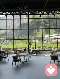 当一个人感到被安全地接纳时，
他就会自己启动成长的程序。配图