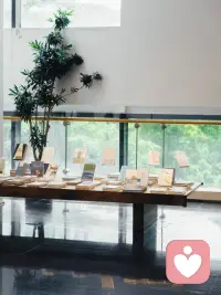 这个世界没有别人只有你自己，
投射是一种无意识的心理机，
别人眼中的你不是你，
你眼中的别人才是你自己。配图
