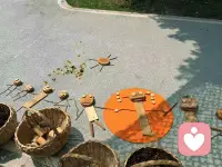 今日份被幼儿园小暖宝暴击💛
用木片和树枝拼出了“爱我的一家人”，连太阳公公都笑眯眯的～
原来在她心里，我们是这么温暖又特别的存在呀，老母亲的心直接被融化成棉花糖啦🥰