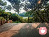 🌿 「今天的日落，像一次无声的心理咨询。
它没有急着给出答案，只是慢慢沉进山的轮廓里，把一天的褶皱，都铺成水面的碎光。
我们总说要“快点好起来”，可就像太阳不用急着落下，情绪也不必急着被“修正”。
它只是在慢慢流动，就像湖面的光，会暗下去，也会再亮起来。
今天也辛苦啦，和这轮落日一起，和自己和解一小会儿吧。
#倾听#心理#自然疗愈配图