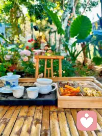 ☀️午憩
竹影摇风，茶香漫溢。
做心理咨询久了越发明白：
人生不必总追着答案跑。
偶尔慢下来，
在一杯茶的时光里发呆、放空，不是浪费，而是给心灵松绑。
能接纳自己的停顿，
才是真正的从容。🍵
#午间治愈 #心理咨询师日常配图