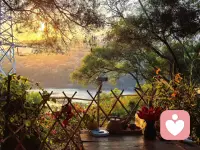 借这一捧落日🌅
安放我的想念。
让山野的风🍃
把心事轻轻吹散，
和自己好好待一会儿。配图