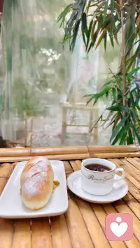 🌤️ 今日份“情绪充电”已送达
一杯黑咖，一个软乎乎的面包，
和一段不被打扰的午后时光
工作里要做很多人的“情绪树洞”，
但在这里，我只是我自己
允许自己慢下来，才是最高级的治愈呀🍃配图