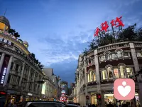 中山路的晚风裹着烟火气，「爱在厦门」的灯牌亮起时，忽然懂了为什么说厦门是最适合居住的城市。
这里的慢，不是慵懒，是骑楼的光影、温柔的海风，和愿意接住你情绪的松弛感。
我在这里，也在你的故事里，做那个安静陪你停靠的人。
#心理咨询师日常 #厦门宜居城市 #爱在厦门 #情绪疗愈