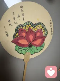 收到百岁老人的赠扇，一面清荷🪷，一面牡丹🌸。
“闲语赴春风🍃”，“福报在朝夕🌙”。
做咨询久了，愈发明白：
所有的温柔，都有回应💛；
所有的耐心，都有回响✨。
感谢这份来自岁月的祝福，
也愿自己能继续做别人的光，也被世界温柔以待🌿。
💬 你最近被哪件小事温柔到了？
评论区和我分享一下吧～配图