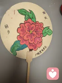 收到百岁老人的赠扇，一面清荷🪷，一面牡丹🌸。
“闲语赴春风🍃”，“福报在朝夕🌙”。
做咨询久了，愈发明白：
所有的温柔，都有回应💛；
所有的耐心，都有回响✨。
感谢这份来自岁月的祝福，
也愿自己能继续做别人的光，也被世界温柔以待🌿。
💬 你最近被哪件小事温柔到了？
评论区和我分享一下吧～配图