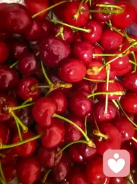 生活里的小确幸，总是来得猝不及防✨
早上娃还在念叨家里没水果了🍒🍌🍠，我嘴上说着午睡起来就去买，心里其实悄悄有点焦虑，怕这几天忙忘了，委屈了小家伙。
结果午觉还没睡醒，就被这一兜兜带着温度的水果给“砸醒”了🥰
原来，被人惦记的感觉，真的会悄悄抚平心里那些细碎的不安。
这些沉甸甸的水果，装的哪里是吃的，全是来自身边人的偏爱与温柔啊❤️