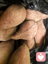 生活里的小确幸，总是来得猝不及防✨
早上娃还在念叨家里没水果了🍒🍌🍠，我嘴上说着午睡起来就去买，心里其实悄悄有点焦虑，怕这几天忙忘了，委屈了小家伙。
结果午觉还没睡醒，就被这一兜兜带着温度的水果给“砸醒”了🥰
原来，被人惦记的感觉，真的会悄悄抚平心里那些细碎的不安。
这些沉甸甸的水果，装的哪里是吃的，全是来自身边人的偏爱与温柔啊❤️