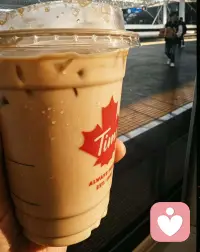你问咖啡为什么让人上瘾?
因为它诚实：苦就是苦，
不会骗你说先苦后甜. 配图