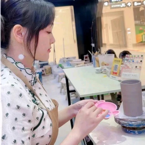 爱倾听的大头娃娃