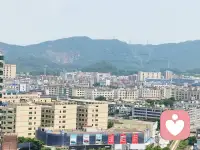 婚姻里最危险的情感模式：伴侣情绪不稳定时，你该怎么做


他上一秒还温柔体贴，下一秒就因一件小事暴怒。你每天像走在雷区，小心翼翼。如果他开心，你松了一口气；如果他阴沉着脸，你的胃就开始揪紧。这种关系，心理学称为情绪不稳定关系，长期身处其中会让你产生“高压环境警觉”心理反应——注意力不断扫描环境中的“危险信号”，无法放松，最终陷入慢性焦虑。
为什么情绪不稳定比频繁争吵更伤关系？
频繁争吵至少是可分析的——你知道“吵架会这样”。但情绪不稳定不可分析。你不知道哪句话会引爆他，哪个眼神会让他沉默。这种不确定性，会激活大脑的“威胁探测系统”，让你长期处于警觉状态。
更严重的是，你可能被拉入“稳定者-不稳定者”的共生模式。他情绪波动，你负责稳定、安抚、收拾残局。久而久之，你会失去自己的情绪中心，把全部精力用于调节他的情绪，而不是照顾自己的感受。
如果你身处这样的关系，你需要做的四件事：
第一：设立“平静边界”，不接他的情绪炸弹。当他在情绪爆发边缘时，不与他争辩、不哄劝、不退缩。深呼吸，平静地说：“我看到你现在很生气。我不接你的火气，但如果你愿意平静下来，我们可以谈谈。如果你还需要时间，我先去另一个房间。”你不需要成为他的情绪灭火器。他的火，自己负责灭。
第二：停止过度负责，分清“他的情绪”和“我的责任”。他情绪不好，不是你的错。你不必用讨好、沉默、过度照顾来防止他爆发。问自己：“如果我不做这些，最坏的结果是什么？”最坏的结果可能只是他生气，而你会发现自己扛得住。你不是他的情绪监护人，他是成年人，需要学会自己调节。
第三：建立“安全出口”计划。如果情绪冲突升级到让你感到害怕的程度，提前想好一个安全的退路：哪个房间可以锁门？哪个朋友可以收留你一晚？哪家酒店可以临时落脚？你永远有权离开一个不安全的场景。这不是放弃婚姻，是保护你自己。
第四：保护你的“情绪主权”。每天留出20分钟，做一件完全属于你的事：写日记、听音乐、阅读、冥想。这段时间不允许任何人打扰。你的情绪主权保住了，你才不会在关系中失去自我。关系是两个人的舞蹈，不是一个人为另一个人的波动不断调整重心。
最后想对你说
如果你发现自己长期处在“踩雷”状态，请认真问自己一个问题：这段关系给我的，是安全感更多，还是消耗感更多？如果答案是后者，你可能需要做出更有力的选择——不是立刻离开，而是开始为“安全”做准备。