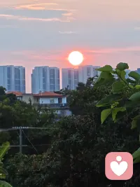 相处矛盾堆积心生隔阂，找准根源，才能真正修复情感裂痕


我是暮念  我在这里 倾听你~

很多亲密关系走到疏离冷淡，并非突如其来的决裂，而是无数细碎矛盾层层叠加，慢慢生出隔阂。争吵过后的妥协、分歧之下的隐忍、需求被忽视的委屈，一件件小事被搁置，心结越积越深，原本亲密的两个人，渐渐变得陌生疏离。
多数人在修复感情时，只忙着表面求和、低头道歉、刻意讨好，却回避矛盾背后的核心问题。短暂的和好只能平复一时情绪，根源问题没有解决，矛盾只会反复上演，隔阂非但不会消散，反而会不断加重，最终让爱意彻底消磨殆尽。
想要真正修补情感裂痕，一味退让和妥协毫无意义，唯有沉下心找准矛盾根源，才能从本质上修复关系。
首先，要停止自我内耗，放下对错执念，正视关系里的积压问题。很多人陷入争吵的情绪里，执着于争辩谁对谁错，把精力放在互相指责上，反而看不清矛盾的本质。相处的隔阂，从来不是单一事件造成的，而是长期沟通错位、情绪忽视、需求不被看见的累积。只有跳出情绪对抗，才能客观梳理彼此的相处模式，找到问题的源头。
其次，拆解矛盾表象，深挖隔阂背后的深层诉求。日常的拌嘴、冷淡、敷衍，都只是外在表现。一方的沉默，可能是长期不被理解的疲惫；一方的暴躁，可能是安全感长期缺失；一方的疏离，是付出得不到回应的失望。读懂彼此行为背后的真实需求，看见对方隐藏在情绪下的脆弱，才是化解隔阂的关键。
再者，针对性调整相处模式，用行动填补情感缺口。找到根源之后，就要做出实质性的改变。习惯冷战的人学会主动沟通，忽略对方感受的人学会共情在意，控制欲过强的人学会尊重边界。修复不是靠一句道歉，而是长久的行为转变，用稳定的改变，慢慢消解过往的负面印象，重建彼此的信任。
最后，建立良性沟通机制，避免矛盾再次堆积。隔阂消除之后，要提前约定相处的底线，遇到分歧及时表达，不把情绪积压心底。允许彼此有差异，接纳对方的不完美，在磨合中找到适配的相处节奏，从根源上杜绝新的矛盾滋生。
亲密关系本就是一场不断磨合的修行，细碎的矛盾不可避免，可怕的是视而不见、任由隔阂蔓延。逃避只会让裂痕越来越大，唯有直面问题、找准根源，才能抚平过往的伤痛，让破碎的感情重新回暖，让两个人重回亲密安稳的相处状态