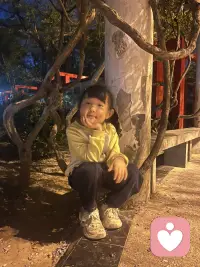 路灯下的小不点，正在认真感受世界配图