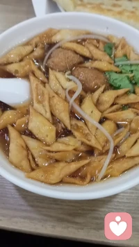 不管心情好与坏，该吃饭的时候要好好吃饭。吃饱了才有精力去高兴，去闹腾，去吵架，去肆无忌惮的耍无赖！