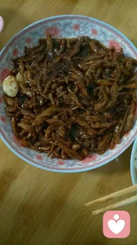 不管心情好与坏，该吃饭的时候要好好吃饭。吃饱了才有精力去高兴，去闹腾，去吵架，去肆无忌惮的耍无赖！