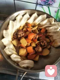 不管心情好与坏，该吃饭的时候要好好吃饭。吃饱了才有精力去高兴，去闹腾，去吵架，去肆无忌惮的耍无赖！