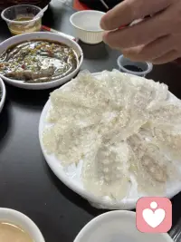五一吃“毒药”——潮汕的生腌！
鱼肉生的，虾肉生的，贝壳生的，螃蟹生的，什么都是生的，拌着劲爆的酱汁着实太生猛了，再配上一锅粥或是一碗白米稀饭，过瘾了！配图