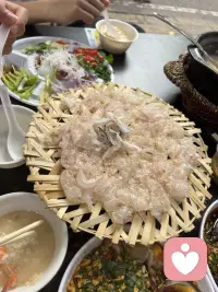 五一吃“毒药”——潮汕的生腌！
鱼肉生的，虾肉生的，贝壳生的，螃蟹生的，什么都是生的，拌着劲爆的酱汁着实太生猛了，再配上一锅粥或是一碗白米稀饭，过瘾了！配图