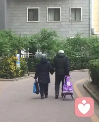 很多人以为婚姻最大的危机是频繁吵架、三观不合、生活琐碎，其实真正摧毁一段婚姻的，从来不是激烈争吵，不是感情变淡，更不是出轨。
 
真正压垮婚姻的只有这三点：
一是日复一日无声的内耗，耗尽彼此热情；
二是渐行渐远的情感疏离，慢慢心生隔阂；
三是攒够满心彻底的失望，再也无心包容。
 
婚姻最可怕的状态，从不是歇斯底里的争执，而是两人同住一个屋檐下，却活成最熟悉的陌生人，无话可聊、无爱可依、无心相守，这才是婚姻里最致命的危机！
