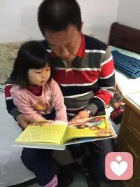 育儿，是一场双向奔赴的修行
 

总以为，育儿是单方面的付出，是我们倾尽所有，守护孩子长大。可慢慢才懂得，育儿从来都是一场双向修行。
 
孩子带着懵懂与脆弱来到世间，会不安、会迷茫、会哭闹、会退缩，他们的小小心灵，需要我们用心呵护，用爱包容。放下焦躁与指责，接住他们所有的负面情绪，安抚每一份敏感脆弱，驱散内心的迷茫无措，陪着孩子慢慢长大，教会他们勇敢与温柔，是为人父母最本分的初心。
 
而在陪伴孩子成长的路上，我们也在悄悄治愈自己。童年未曾被满足的期待，不曾被理解的委屈，在呵护孩子的过程中，慢慢与过去的自己温柔和解。我们学着控制情绪，学着换位思考，学着包容与等待，在养育孩子的过程中，重新遇见、修复、成长为更好的自己。
 
我们以为是自己在养育孩子，实则是孩子在治愈我们。用最纯粹的爱，唤醒我们内心的柔软，让我们懂得责任与包容，学会平和与从容。
 
最好的亲子关系，从来都是彼此成就、双向治愈。用心陪伴孩子成长，温柔呵护孩子的童心，也慢慢与自己和解，在育儿路上，活成更从容、更通透的父母。
 
我是深耕10年家庭教育的从业者，已帮助2000+家庭走出教育困境。育儿路上从不孤单，想成为更好的父母，评论区打出**【成长】**，关注我，我陪你一起精进，轻松走好每一段育儿路。配图