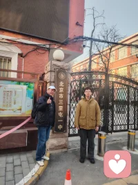 父母总比孩子强，是毁掉后代的开始！
 


家长们静下心好好想想
你是不是习惯性事事都要胜过孩子
总想证明自己懂得多、见识广、能力更强
 
日常相处里总忍不住反驳孩子的想法
打断他的思路，否定他的主见
大小事情全都自己做主，牢牢拿捏主动权
 
其实父母处处压孩子一头
看似稳住了家长权威，实则亲手困住了孩子格局
 
就拿日常小事来说
孩子有自己独特的解题思路，你非要按自己老方法纠正
硬生生打消孩子独立思考的能力
 
孩子想学新兴爱好、尝试新鲜事物
你立马出面制止，用自己的经验全盘否定
慢慢磨灭孩子的探索欲和进取心
 
还有出门处事、人际交往
凡事都替孩子安排妥当，从不给他历练机会
久而久之孩子只会依赖父母，没有独当一面的底气
 
长期如此，整个家庭的发展上限
直接定格在父母这一代人身上
孩子不敢突破、不敢创新，更难超越父辈做出成绩
 
时间久了后辈没有魄力，缺少上进心
家族发展慢慢走下坡路，很容易变成一代不如一代
 
真正有大智慧的父母，从不会刻意彰显自己强大
懂得适当示弱，学会低头倾听孩子心声
舍得放手给孩子试错、历练、做主的机会
 
只有放开束缚，孩子才能大胆成长
未来才有能力超越父母，撑起整个家庭的未来
 
育儿从来不是居高临下的掌控，而是成全孩子绽放
我专注家庭教育十年，分享接地气的育儿心得
不想限制孩子成长，想培养出优秀有主见的孩子
点赞关注我，每天学到实用育儿智慧配图