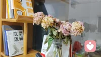 NPD无声的冷暴力、隐形的精神消耗，比吵架更伤人一万倍。
吵架尚且有情绪的出口，有对错的辩驳；
但隐性 NPD 的消耗，是全方位、无痕迹、闭环式的。
你愤怒，显得你小题大做；
你难过，显得你情绪不稳定；
你崩溃，显得你性格有问题,还带上一句你不要无理取闹。
TA 永远高高在上，做温柔包容的好人；
你永远困在原地，做不懂珍惜的坏人。