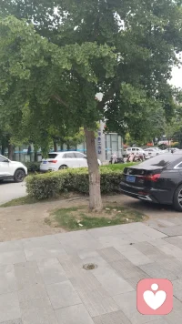长期被伴侣精神打压（NPD式情感虐待），必须守住这8条核心原则
 
结合你视频里讲到的示弱卖惨收割善良的套路，针对性整理实操注意事项，分为情绪防护、行为边界、自我保护、退路规划四大块：
 
一、情绪上：立刻停止共情与自我内耗（最关键）
 
1. 不再为对方的负面言行找借口
对方诉苦、卖惨、说身不由己、没人理解他，都是刻意激活你的善良。
要明确区分：难处≠伤害你的理由，他过得不如意，没有资格贬低、打压、控制你。不要再自我反思“是不是我不够好才惹他生气”。
​
2. 切断情绪供给，拒绝被PUA洗脑
打压型伴侣常用话术：你性格差、能力差、离开他你活不下去、外人都不会接纳你。
内心建立底线：他所有否定，都是为了降低你的自尊，方便掌控你，并不是客观事实。
​
3. 不要试图去拯救、改造对方
不要抱有“等他变好就会善待我”的幻想，人格模式很难短期改变，你的包容只会让对方得寸进尺，变本加厉进行精神压榨。
 
二、行为边界：硬性划定红线，做到非暴力不配合
 
1. 冷处理对方的情绪勒索
当对方哭闹、卖惨、暴怒指责、道德绑架时，不争辩、不道歉、不安抚。
可以固定话术：你可以有情绪，但是不能用伤人的方式对待我，等你冷静下来我们再沟通。随后直接离场，终止对话。
​
2. 明确禁止人身攻击、贬低、经济控制
一旦出现辱骂、否定人格、没收收入、限制社交、监视手机等行为，立刻严肃警告，并且留下文字、录音证据，绝不默许这类行为常态化。
​
3. 拒绝单方面付出与无限退让
不要不断降低自己底线去迁就对方，家务、金钱、时间、社交自由，都要有对等原则，单方面牺牲换不来尊重。
 
三、证据与现实保护：留存伤害记录，规避隐性伤害
 
1. 全程留存所有打压证据
聊天记录、语音录音、争吵视频、伤情记录、对方控制财产的凭证，全部备份保存。
如果后续需要分居、离婚、维权，这些是证明情感虐待最核心的材料。
​
2. 警惕精神+身体双重伤害
长期精神打压容易诱发胸闷、心慌、心率异常、失眠、焦虑躯体化症状。一旦身体频繁出现不适，及时就医，并且减少独处冲突的机会，防止情绪激化演变成肢体暴力。
​
3. 保留外部社交圈，不要被孤立
打压型伴侣普遍会刻意离间你和亲友、同事的关系，切断你的外援。一定要定期和信任的家人朋友保持联系，不要封闭自己。
 
四、长远规划：提前做好抽身退路
 
1. 经济独立是最大底气
牢牢掌握个人收入配图