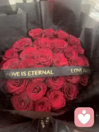 在这一天，比起说“节日快乐”，也许我们更需要做的，是停下来，好好听一听。

听听那些藏在柴米油盐里的叹息，听听那些欲言又止后的沉默，

听听她口中“我很好”背后，那句没说出口的“我也需要被照顾”。

作为倾听师，我想对你说：

如果此刻你还不知道该如何开口表达爱，没关系，

先试着听懂她的辛苦，就是最好的开始。