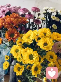 无论人生上到哪一层台阶，阶下有人在仰望你，
阶上亦有人在俯视你，
你抬头自卑，低头自得，
唯有平视，才能看见真实的自己。

——杨绛​​​配图