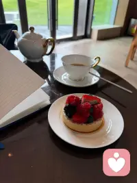 如果你今年20岁，一定拿个小本本记起来：
第一，一开始就将就的事情，到最后都得推翻重来。
第二句话是人生凡是妥协的决策基本上都是错误的。
第三句话是只要你违背了内心的选择，最终你都会回到起点，10年20年都白干，很简单，比如说你不想买这套房子，然后你买了，你的人生就会错过10年。