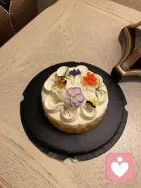 你这一生，不必依附谁发光。
可以温柔，也可以锋芒，

把时间和精力放在
提升自己、认真搞钱上面，
日子自会慢慢开花。 ​​​