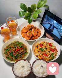 女孩子的自信，从来不是空穴来风的自信，一定是你在实践当中，得到了外界的正反馈，得到了很多人的认可和赞美，慢慢慢慢的自信起来的~

所以很多人看了很多身心灵的东西没有用，因为看的时候好像很有用，你要和解，你要自信，你要自洽，但是看完了之后好像又变得焦虑了是不是？因为很多东西都是空洞的口号，空洞的口号怎么有用呢？让你去落地的时候，你不知道怎么办了~

就好像你们去给男人提供情绪价值一样的，什么叫情绪价值，你知道吗？情绪价值可不是简单一味的撒娇卖萌，认可赞美，你们那个赞美也很空洞，根本无法打动别人~

情绪价值是让别人爽的价值，让别人念念不忘的价值，让别人失而复得，那种占有欲，成就感，那种价值~
