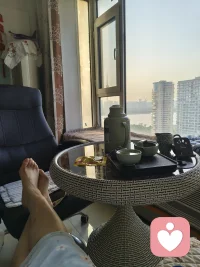 如果说生活还剩一线生机，
那不是苟延残喘，
而是我咬牙独撑下去的唯一理由。
 
我常常问自己：
人活着，到底是为了什么？
 
后来不敢再深想，
因为答案好像总在夜里把我惊醒。
日子一地鸡毛，
可我还是得，
把明天先熬过去再说。
 
你也是吗？
撑着没倒下的人，
其实都挺了不起！配图