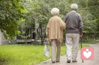 异性之间有一个现象：能天天一起买菜、一起遛弯、一起追剧的夫妻，才是真的懂婚姻；最好的夫妻关系，其实就是成为彼此的“搭子”。最好的夫妻关系，从来不是轰轰烈烈的浪漫，而是成为彼此最合拍的搭子。这也许就是婚前婚后两人关系发生变化根本所在吧。你懂我的奇奇怪怪，我喜你的可可爱爱，你累了我能搭把手，我烦了你能听我说。谁都不用刻意迁就，也不用小心翼翼，做最真实的自己就好。如此，两个人才能长久携手，一起尝遍人间烟火，一起看尽日升月落，一起细数柴米油盐。就像网上说的那样：“最好的婚姻，是精神上的门当户对。”婚姻从来不是一个人的独角戏，而是两个人的并肩作战。你对婚姻中两个人的关系是如何看的呢？欢迎留言！配图
