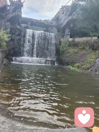 “人与人之间的关系本就很浅薄，
稍不留意就会变得可有可无”配图