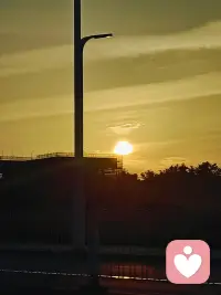 风雨会停，阴霾会散，你终会熬过低谷，遇见满心晴朗。配图