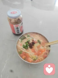 我是一名倾听师我是灵的陪伴者是情绪的收纳盒我们不是心理资询师，不堤供治疗方案，而是用专注且不帶评判的倾听为你打一个安年私密的空间在这里你可以尽情倾诉生活的烦恼工作的压力情感的困惑。倾听会像一面子，通过适时堤问与反馈，帮你看清内心的激发你自身解决问题的力量，认你在人生道路上，重拾前行的勇气与智慧。关注我配图