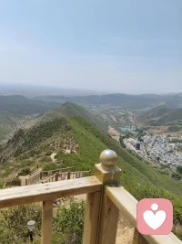 ☘️【访青山盛景】☘️

🌸时维孟夏，天朗气清。余偕良朋，共游大青山。沿栈道徐行，览群峰叠翠，听松风鸟语，心旷神怡，甚欢。