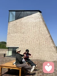 皮囊不一定完美，但灵魂一定要高贵。温柔的一半是知识，另一半则是撑得起你风骨的涵养。在自己的世界里独善其生，在别人的世界里顺其自然。若无执念在心头，人生何处不清欢。
