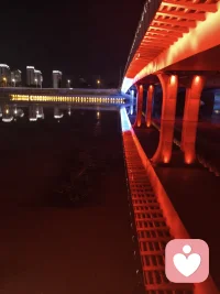 🍀河水永远在流，倒影却永远在变。我们以为抓住了城市的夜色，其实只是抓住了瞬间的幻觉。存在，就是这般既流动又静止的悖论。