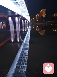 🍀河水永远在流，倒影却永远在变。我们以为抓住了城市的夜色，其实只是抓住了瞬间的幻觉。存在，就是这般既流动又静止的悖论。