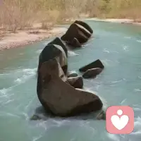 这张照片拍得妙不可言，看起来像一个人在水中读书，放大一看才知道，没有人，没有书，也没有读，一切都是幻境。与人生一样，有时看是那么一回事，换个角度再看，却完全是另外一回事。配图