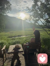人这一辈子
陪你最久的
永远是你自己
热闹是旁人给的
心安是自己给的
能享受喧嚣
也能抓住孤单
在孤独中沉淀
在安静中成长
不慌不忙
不卑不亢
你会明白
高质量的独处
远胜于低质量的合群配图