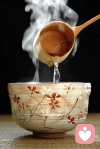 人生一站有一站的风景，
一岁有一岁的味道，
无论别人如何待你，
都要好好珍惜自己，
对的起内心的那一抹骄傲，
在自己的世界里独善其身，
在别人的世界里顺其自然。配图